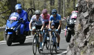 Miguel Ángel López, Mikel Landa y Richard Carapaz. 