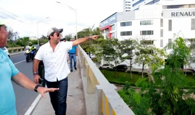 Alcalde Char recorre el puente del Country.