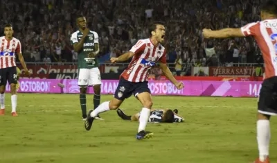 Sebastián Hernández celebrando el segundo gol juniorista.