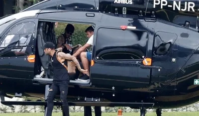 Neymar llega a la concentración de Brasil. 