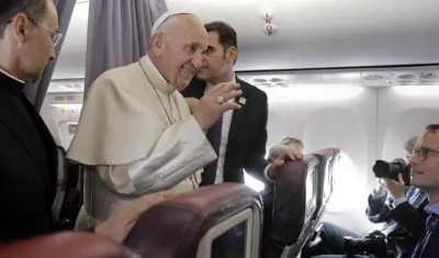 Papa Francisco dialoga con periodistas en el avión de regreso de Rumania Roma.