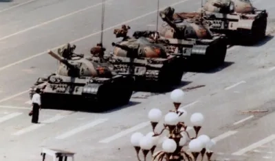 El manifestante anónimo de Tiananmen frente a los tanques de guerra.