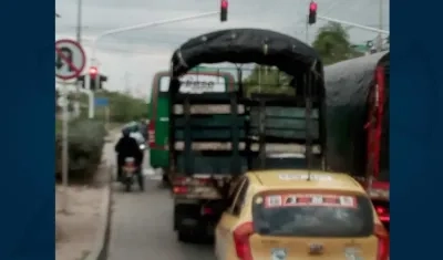 Toda clase de vehículos invadiendo el carril de Transmetro.
