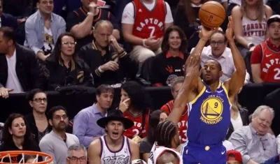 Andre Iguodala lanza un triple. 