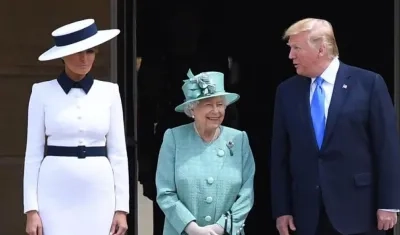 La reina Isabel II de Inglaterra (c) recibe al presidente de los Estados Unidos, Donald Trump (d), y a su mujer, Melania Trump (i), en el Palacio de Buckingham en Londres (Reino Unido), este lunes.