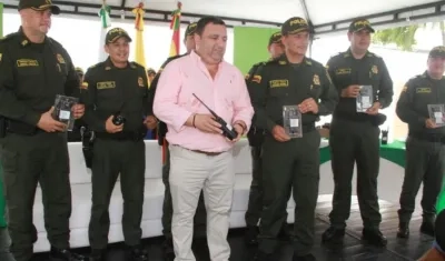 Yesid Turbay, acompañado de personal de la Policía Nacional.