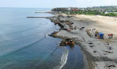 Imagen aérea de los trabajos de limpieza en las playas de Puerto Colombia.
