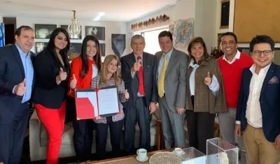 Expresidente Gaviria y congresista en la entrega del coaval a Elsa Noguera para la Gobernación.
