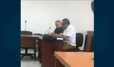 Hernando Rafael Consuegra Pertuz, de camisa negra, durante la audiencia.