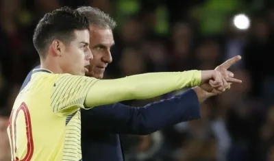 James Rodríguez recibe instrucciones por parte de Carlos Queiroz. 