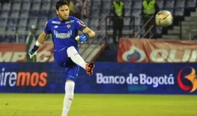 Sebastián Viera dispara un tiro libre. 