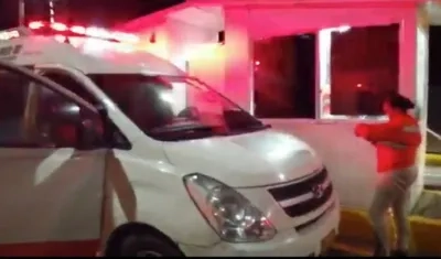 Imagen de la ambulancia en el peaje.