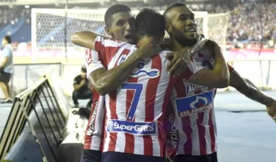 Sebastián Hernández celebra el gol del liderato con Gabriel Fuentes y Freddy Hinestroza. 
