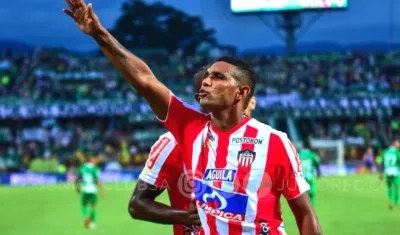 Luis Narváez celebrando el primer gol de los junioristas.