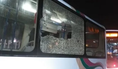 Bus de Transmetro apedreado.