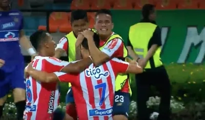 Jugadores del Junior celebrando el gol con Sebastián Hernández.