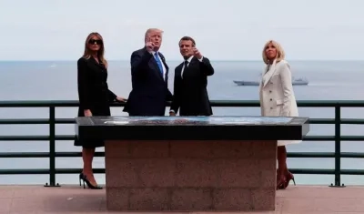 El presidente Donald Trump junto al presidente galo, Emmanuel Macron en la ceremonia de conmemoración del 75 aniversario del Día D en el cementerio estadounidense de Normandía.