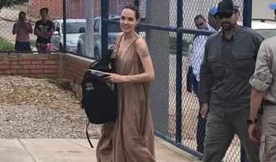 Angelina Jolie a su llegada a Riohacha.