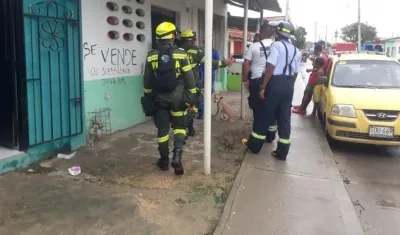 Los funcionarios que entregaron las ayudas.