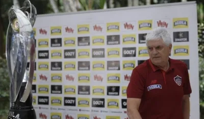 Julio Comesaña observa el trofeo de campeón de la Liga Águila. 