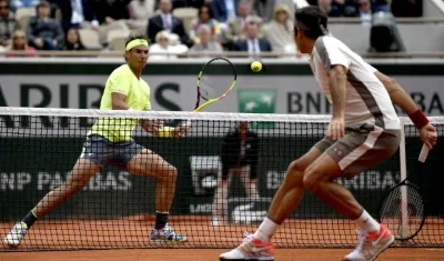Acción del juego entre Rafael Nadal y Roger Federer. 