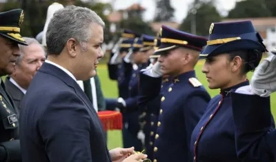 Angie Carolina Celly Abril, de 21 años de edad, con el Presidente Duque en la ceremonia en la Escuela José María Córdova.