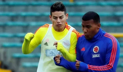 James Rodríguez y Roger Martínez, durante un entrenamiento. 