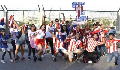 Aficionados llegando al Metropolitano.