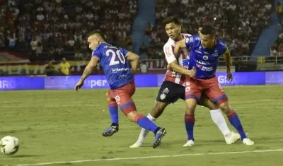Acción de juego entre Junior y Pasto. 
