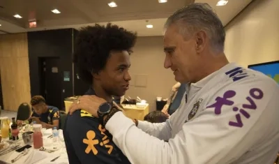 William se saluda con Tite. 