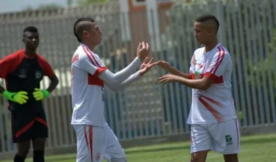 Jugadores de Atlántico celebran una de las anotaciones. 