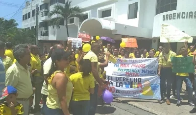 El 'plantón' frente a la Clínica La Asunción.