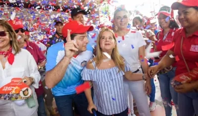 Presidiendo un acto en el municipio de Santo Tomás, con el senador Mauricio Gómez Amín.