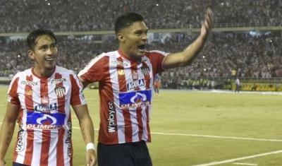 Fabián Sambueza y Teófilo Gutiérrez celebran el gol ante el Deportivo Pasto.