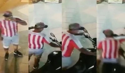 El ladrón simula hablar por celular y se roba la moto.
