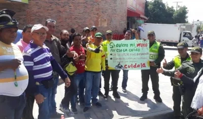 Campaña de la Policía con los motociclistas para que cuiden su moto.