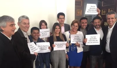 Actores y congresistas tras la aprobación de la Ley.