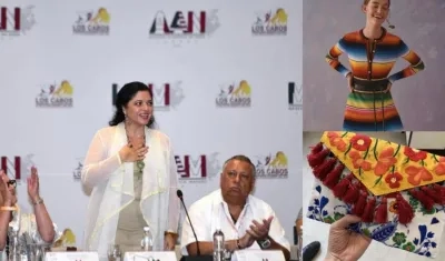 La secretaria de Cultura mexicana, Alejandra Frausto y los diseños.