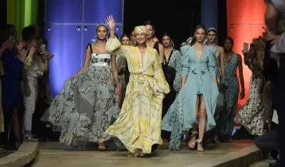 Silvia Tcherassi saluda al público asistente al Mobaq, tras la presentación de su nueva colección.