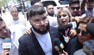Farruko a la salida del Tribunal.