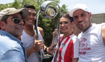 El Alcalde Char, Teo, la Reina y Viera exhiben la novena corona.