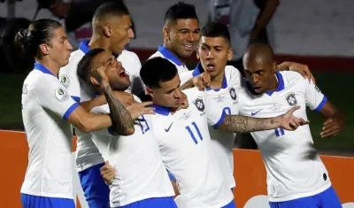 El jugador de Brasil Philippe Countinho (c) celebra con sus compañeros luego de anotar en el partido inaugural entre Brasil y Bolivia del Grupo A en la Copa América de Fútbol 2019, en el Estadio Morumbi de São Paulo, Brasil, hoy 14 de junio de 2019. 