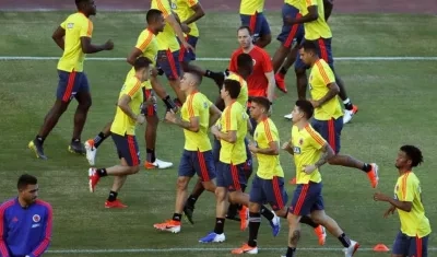  Los jugadores de la selección de fútbol de Colombia participan en un entrenamiento este jueves, en el estadio de Pituacu, en Salvador (Brasil). 
