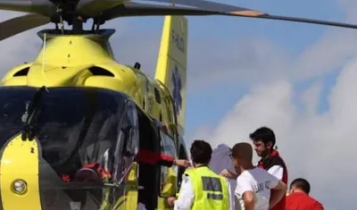 Chris Froome (tapado con el paño blanco) durante su traslado.