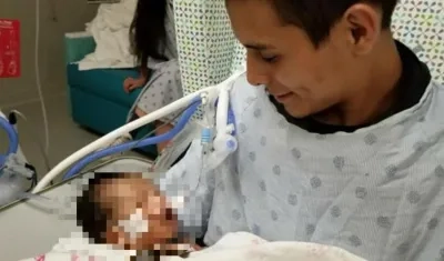 Una foto del bebé con su padre Yovany López.