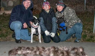 Fotografía cedida por el grupo Ryders Alley Trencher Fed Society (RATS) donde aparecen algunos miembros del grupo mientras posan frente a unas ratas muertas en Nueva York (EE.UU.).