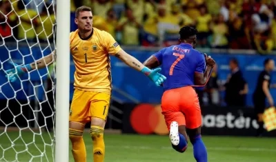 Duván Zapata festeja tras marcar el segundo gol a Franco Armani.