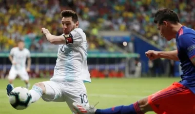 Acción del partido entre Lionel Messi y James Rodríguez. 