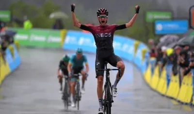 Wout Poels se impone en la meta. 
