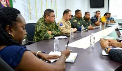 Josefa Cassiani reunida con las Fuerzas Militares y de Policía.